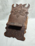 Lindo suporte de livro, bíblia em madeira entalhada. Medindo 24cm de largura x 26cm de altura.