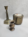Lote de castiçal, potiche e pequeno vaso, peças em metal dourado. Medindo o potiche 10cm x 9cm de altura. Leve perda na porcelana da tampa.