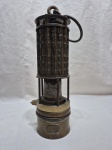 Lanterna de mina, manufatura americana Wolf Safety Lamp Co. of America, Inc New York, USA. Início do séc. XX. Medindo 26,5cm de altura.