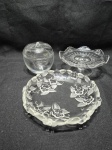 Lote de porta doces, petisqueira e compoteira em vidro incolor. Medindo a compoteira 9,5cm x 6cm de altura.
