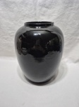 Lindo vaso, floreira bojuda em porcelana preta. Medindo 20cm de bojo x 27cm de altura.