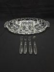 Petisqueira oval em vidro com 5 divisões e 4 espátulas para pasta em aço com pega em resina. Medindo a petisqueira 35cm x 24cm.