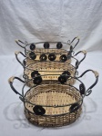 Lote de 3 cestas cachepots em metal prateado com palhinha trançada. Medindo a maior 32cm x 22cm x 14,5cm de altura.