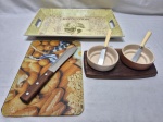 Lote de bandeja em plastico, tábua para cortes em vidro, etc. Medindo a bandeja 40cm x 27,5cm x 3cm de altura.