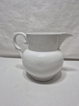Jarra de água, suco em porcelana branca bojuda. Medindo 12cm x 17cm de altura.