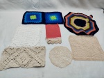 Lote de tecidos decorativos, composto por caminhos de mesa, porta copos, etc. Em modelos e tecidos diversos. Peças com marcas de guardado.