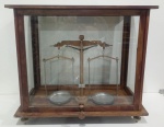 BALANÇA- ANTIGA: Antiga balança de precisão para farmácia, com caixa em madeira nobre e vidros, balança em metal, da marca Marte. Sem os pesos. Medindo 57 x 31 x 63 cm