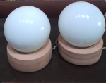 Arte Popular  -  Par de luminárias em formato de globo com cúpulas de vidro branco e bases de barro cozido.  Diam 15,5 cm X    Altura  21 cm