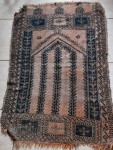 Tapete oriental, utilizado comotapete de oração.No estado.  Med   121 x  87 cm