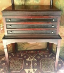 Antigo móvel  faqueiro, em madeira nobre.  Composto  por caixa removível com gavetas  e base com 4 pés. Puxadores em metal. As gavetas encontram- se com revestimento  em tecido vermelho, e em muito bom estado . Composto de 3 gavetas.  Med.  92  x 50  x  73 cm