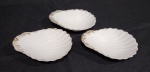 VISTA ALEGRE - SET DE TRÊS PETISQUEIRAS EM PORCELANA PORTUGUESA NO FORMATO DE CONCHA COM BORDA FILETADA A OURO. MEDINDO 5.5 X 10 X 13.5 CM