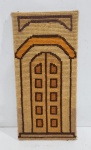ANTIGO QUADRO DECORATIVO EM TAPEÇARIA RETRATANDO UMA PORTA COLONIAL. MEDINDO 30 X 15 CM