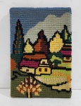ANTIGO QUADRO DECORATIVO EM TAPEÇARIA RETRATANDO UMA CASA CAMPESTRE. MEDINDO 20 X 13.5 CM