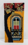 ANTIGO QUADRO DECORATIVO EM TAPEÇARIA RETRATANDO UMA SACADA COLONIAL DE UMA CASA. MEDINDO 29.5 X 14 CM