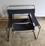 ANTIGA POLTRONA WASSILY EM TECIDO E METAL CROMADO. PRECISANDO LAVAR. MEDINDO 75 X 65 X 78 CM