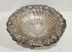 Centro de mesa em cobre espessurado a prata, decorado com trabalhos de sulcos, gomos, volutas, rosas e folhas em relevo. Medindo 8 x 25 cm