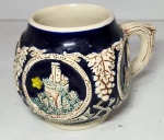 ANTIGO MUG EM PORCELANA ALEMÃ. PEÇA MARCADA NA BASE. MEDINDO 9 X 9 X 12.5 CM