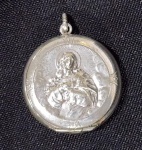 ANTIGO RELICÁRIO EM METAL ESPESSURADO A PRATA. SAGRADO CORAÇÃO DE JESUS. PEÇA MARCADA. MEDINDO 3 CM DIÃMETRO