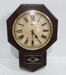 NEW HAVEN - Relógio sede parede com pêndulo e chave americano e caixa em madeira octogonal. Os relógios de New Haven foram feitos pela New Haven Clock Company, com sede na região da Nova Inglaterra, nos Estados Unidos. Funcionando até o presente momento.  Medida: 60 X 8 X 42 cm