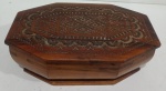 ANTIGA CAIXA PORTA JÓIAS OCTAVADO EM MADEIRA NOBRE RICAMENTE ENTALHADO. MADE IN YUGOSLÁVIA. MEDINDO 5.5 X 11.5 X 17.5  CM
