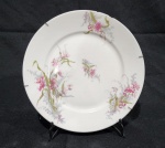 PRATO DE COLEÇÃO EM PORCELANA FRANCESA DE LIMOGES COM RICA DECORAÇÃO. ACOMPANHA SUPORTE DE PAREDE. MARCA DO TEMPO NA BORDA. MEDINDO 23 CM