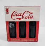 COLEÇÃO COCA-COLA LOTE DE 6 GARRAFAS RELEITURA DAS GARRAFAS DE 1899 ATÉ 1923. MEDINDO A CAIXA 19.5 X 12.5 X 18 CM
