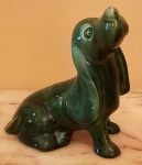 Escultura  de um cachorro bassê  de faiança vitrificada em tom verde.Med 14 x  14  cms