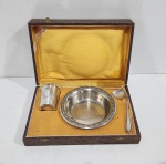 EBERLE - ANTIGO CONJUNTO INFANTIL EM METAL ESPESSURADO A PRATA EM SUA EMBALAGEM ORIGINAL, MEDINDO A COLHER 14 CM ; COPO 6.5 X 5.5 CM E O PRATO 3 X 14.5 CM