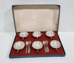 EBERLE  - CONJUNTO DE 6 TAÇAS DE SOBREMESAS COM AS COLHERES EM METAL PRATEADO EM SEU ESTOJO ORIGINAL. MEDINDO A TAÇA 4 X 8.5 X 11.5 CM E A COLHER 12 CM