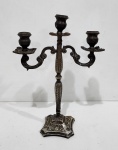 ANTIGO CANDELABRO PARA TRÊS VELAS EM METAL RICAMENTE TRABALHADO. MEDINDO 35 X 11 X 26 CM