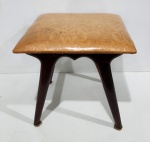 ANTIGA BANQUETA DOS ANOS 60 EXECUTADA EM MADEIRA GONÇALO ALVES NO ESTILO SCAPINELLI. COM RESTAURO NA BASE CONFORME FOTOS. MEDINDO 38 X 37 X 39.5 CM