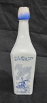 Garrafa opalinada branca com decoração típica de moinhos e paisagens holandesas na cor azul de Delft. Medindo 28 x 8 x 8 cm