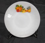 TERMO REY - PRATO EM VIDRO OPALINADO COM DECORAÇÃO DE LEGUMES. MEDINDO 18 CM