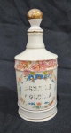 ANTIGO POTE DE FARMÁCIA " ÁGUA DE COLONIA" EM PORCELANA. DESGASTES NA POLICROMIA E MARCAS DE USO. COM BICADOS. MEDINDO 20 X 8 CM