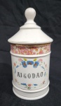 ANTIGO POTE DE FARMÁCIA " ALGODÃO" EM PORCELANA. DESGASTES NA POLICROMIA E MARCAS DE USO. COM BICADOS. MEDINDO 22.5 X 11.5 CM