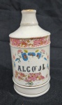 ANTIGO POTE DE FARMÁCIA " ALCOOL" EM PORCELANA. DESGASTES NA POLICROMIA E MARCAS DE USO. COM BICADOS. SEM A TAMPA. MEDINDO 16.5 X 8 CM