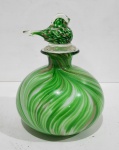 Garrafa em murano com pó de cobre em tom verde degrade. Tampa em formato de passarinho . Medindo 21.5 x 15 cm
