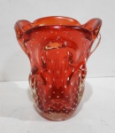 Antigo Vaso de Murano na tonalidade vermelho.. Marcas do tempo na base. Medindo 21 x 17.5 x 17.5 cm