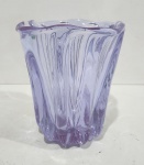 ANTIGO VASO EMM CRISTAL NA TONALIDADE VIOLETA. MEDINDO  18.5 X 15 X 15 CM