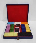 ANTIGA MALETA COM FICAHS DE POKER EM BAQUELITE IMITAMDO MADREPÉROLA. MEDINDO A MALETA 5 X 28 X 32 CM