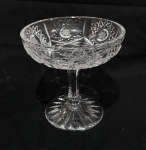 ANTIGA CENTRO DE MESA / FRUTEIRA EM CRISTAL LAPIDADO. MEDINDO 18 X 18.5 CM