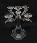 Castiçal em cristal translúcido para 5 velas. Com bicado. Medindo: 36 x 32 cm