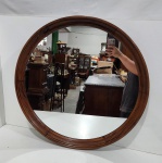 ANTIGO ESPELHO DA DÉCADA DE 60 COM MOLDURA EXECUTADA EM JACARANDÁ MACIÇO. MEDINDO 66.5 CM