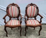 PAR DE  LINDAS CADEIRAS DE BRAÇO DITAS MEDALHÃO DUPLO EXECUTADAS EM MADEIRA NOBRE E ESTOFADAS. UMA COM RESTAURO NO BRAÇO. MEDINDO 103 X 50 X 54.5 CM