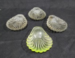 QUATRO PETISQUEIRAS DIVERSAS NO FORMATO DE CONCHA EM VIDRO. MEDINDO 10 X 13 CM