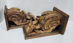 PAR DE GRANDE E ANTIGAS PEANHAS EM MADEIRA, RICAMENTE ENTALHADAS E DOURADAS A OURO BRUNIDO. BELÍSSIMAS. RESQUIÍCIOS DE CUPIM. MEDINDO 42 X 24 X 26 CM