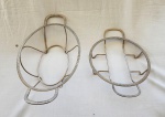 MERIDIONAL - DOIS SUPORTES DE PYREX EM METAL ESPESSURADO A PRATA. MEDINDO O MAIOR 12 X 24.5 X 43.5 CM E O MENOR 7 X 26 X 35 CM