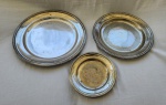 FRACALANZA - TRÊS BANDEJAS REDONDAS EM METAL ESPESSURADO A PRATA. PERDAS NO BANHO. MEDINDO A MAIOR 36 CM E A MENOR 20.5 CM