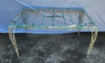 ANTIGA MESA DE  JANTAR EM FERRO DOS ANOS 60 PARA JARDIM. DECORAÇÃO DITA FOLHINHA. MARCAS DO TEMPO E FERRUGEM. PRECISANDO LIXAR E PINTAR. SEM O VIDRO. MEDINDO 75 X 93 X 152 CM