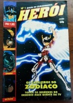 REVISTA HERÓI Nº 1 - EDIÇÃO DE COLECIONADOR (1994)A "Internet Nerd dos Anos 90" - Item Raro e Histórico!Esta é a lendária primeira edição da Revista Herói, a publicação que marcou uma geração no Brasil e foi a principal fonte de informações sobre animes, HQs e cultura pop antes da internet se popularizar. Um item imperdível para colecionadores e fãs nostálgicos!